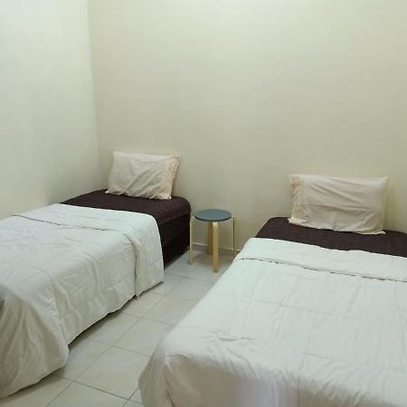 Oyo Home 90419 Sahar Guesthouse Malakka Dış mekan fotoğraf